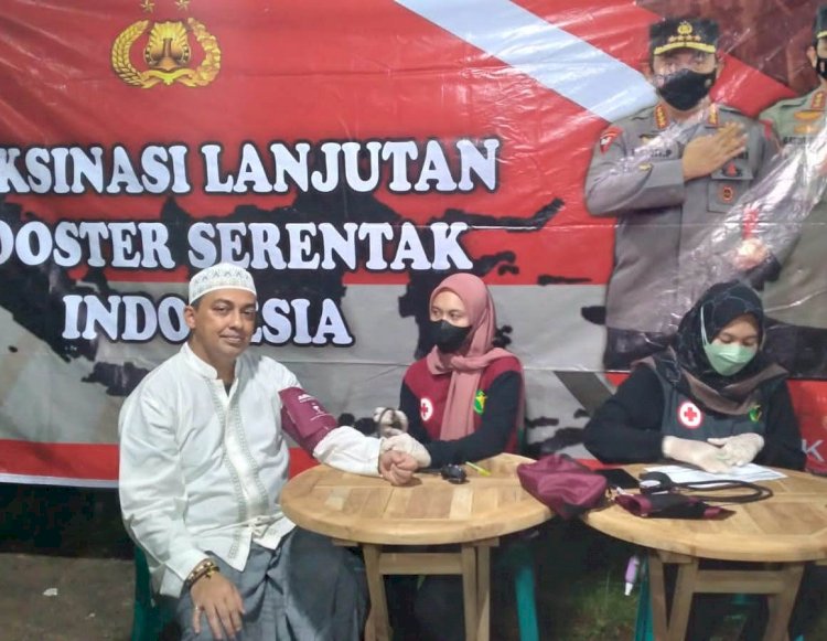 Salahsatu peserta sedang dicek kondisi kesehatan sebagai salahsatu rangkaian kegiatan vaksinasi yang diselenggarakan Majelis Nuruddin 8642 Jepara. (IST)