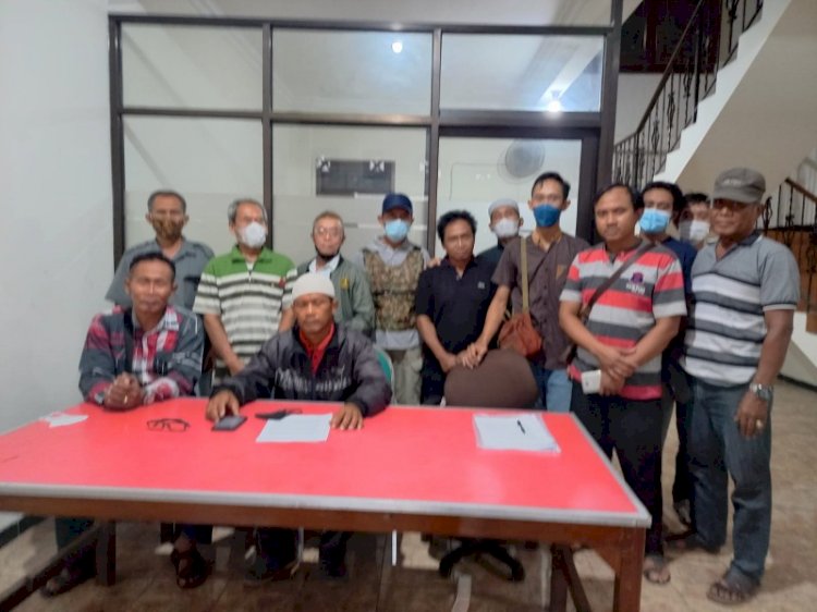 Serikat pekerja PT Lani Santoso bersama kuasa hukum.