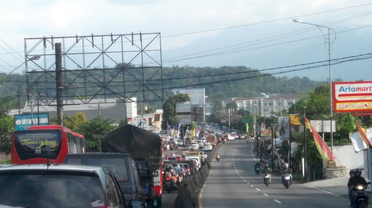 Titik pertemuan tepat di pertigaan Bawen mengalami kemacetan panjang, Kamis (5/5).