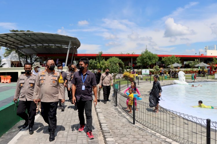 Kapolres Demak AKBP Budi Adhy Buono saat mengecek objek wisata Glagah Wangi. 