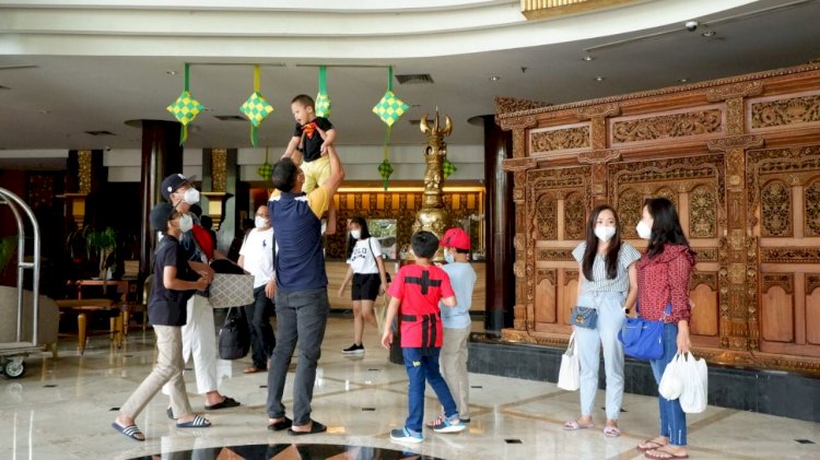 Suasana lobi Hotel Ciputra Semarang, Kamis (5/5) yang dibanjiri tamu untuk menginap. Dok