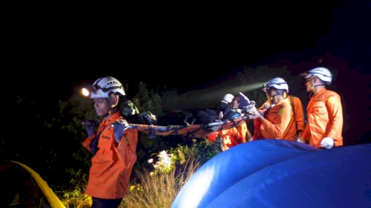 Rahardia Parnanda (46), pendaki Gunung Sindoro Jawa Tengah berhasil dievakuasi tim SAR dalam keadaan selamat, Sabtu (7/5).