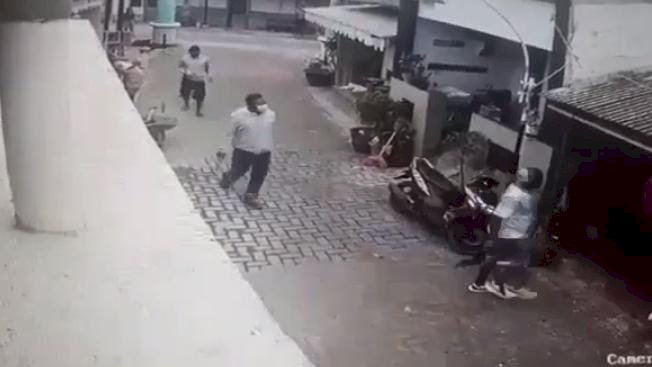 Kejadian pembacokkan yang terekam CCTV