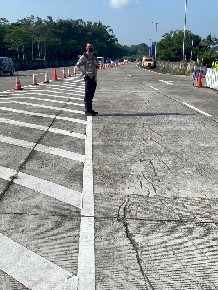 Kapolres Semarang AKBP Yovan Fatika H A, SIK, MH., yang melakukan pantauan langsung arus di KM 456 B Kec. Pabelan Kabupaten Semarang, Senin (9/5).