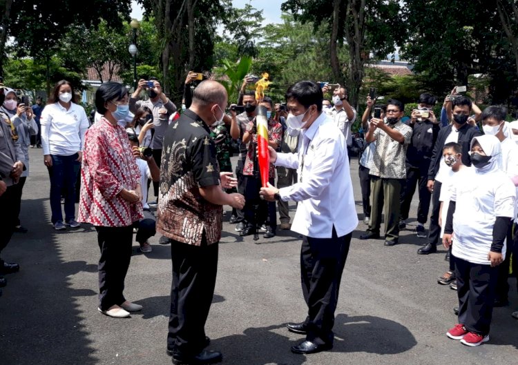 Kepala Disparpora Kabupaten Magelang saat melakukan serah terima obor virtual dan ekspresi seni budaya PeSONas 2022/RMOLJateng