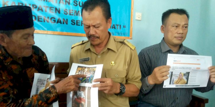  Sujan Aljoyo Murijan (85), ayah kandung Pelarih Nasional Suryati saat menunjukkan foto putrinya, Kamis (12/5).