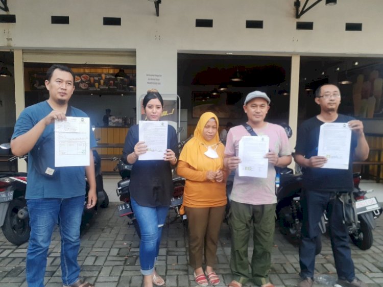 Dwana Herdiawan (berkaos hitam) dkk yang merasa tertipu oleh pengembang perumahan.