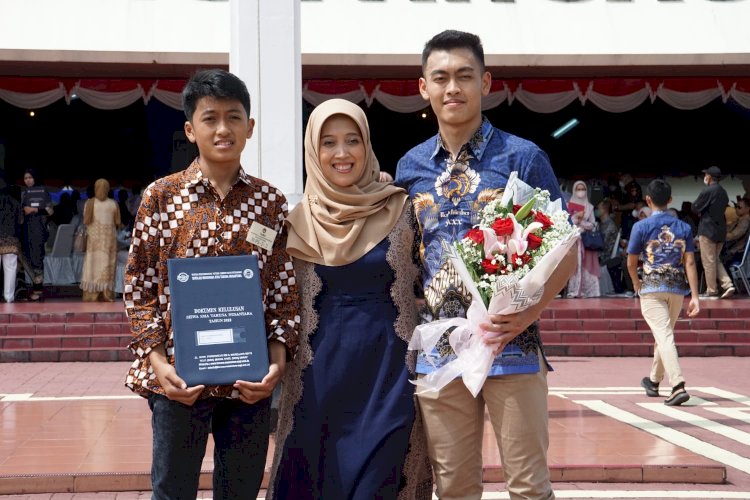 Christanti Handayani tampak bangga mendampingi putranya dalam kelulusan SMA TN XXX.