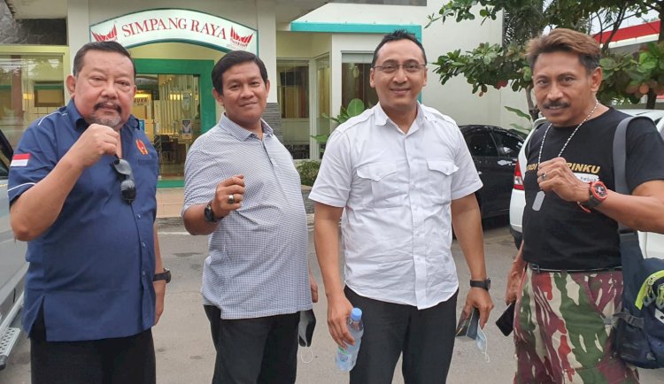 Opa Heru (paling kiri)/dok