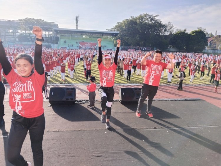 Ribuan orang peserta asal Kota Salatiga berbagai kalangan ambil bagian dalam cetak Muri Senam Indonesia Cinta Tanah Air (SICITA) diadakan DPP PDI-P, Jum'at (20/5).