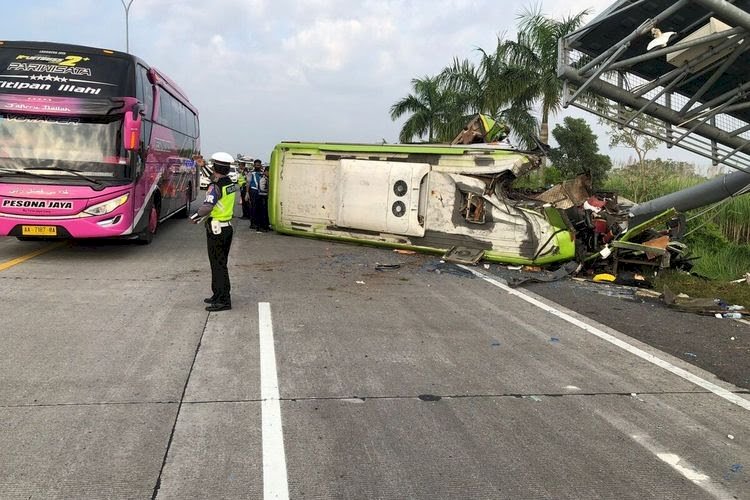 Peristiwa laka lantas bus di jalan tol. foto: istimewa/net