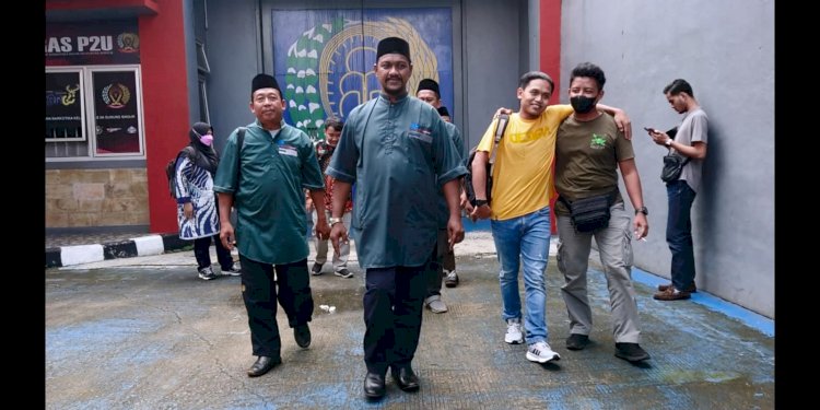 Pengurus Yayasan Gema Salam menjemput Agung Eks Napiter warga Klaten (kaos kuning)