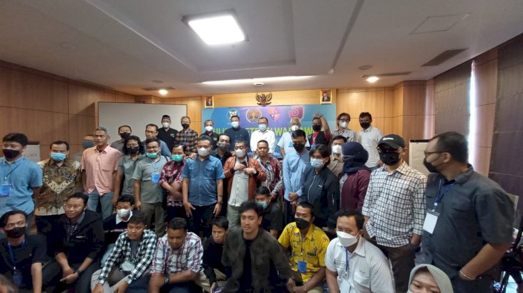 Para peserta UKW berfoto bersama usai penutupan acara, Sabtu (22/5) sore. 