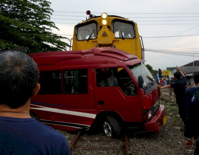 Kereta Api Pariwisata Ambarawa terlibat kecelakaan dengan sebuah bus Prona di pelintasan tanpa palang pintu, Minggu (22/5). 