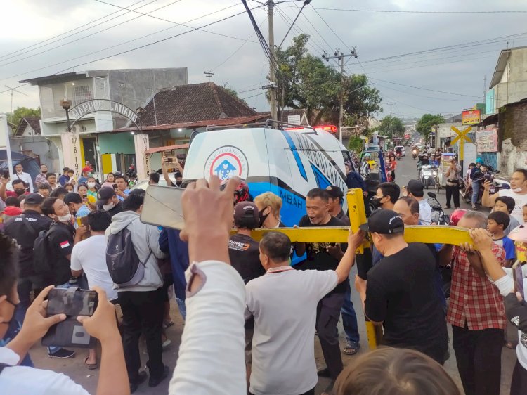 Warga membuka dan membongkar palang besi di dua titik pelintasan, tepat di lokasi terjadinya tabrakan antara angkot yang Prona dengan Kereta Pariwisata, akhirnya dibongkar, Senin (23/5).
