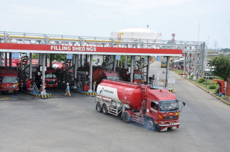 Penyaluran BBM dari Fuel Terminal Pengapon berjalan normal, kendati Semarang dilanda banjir rob. 