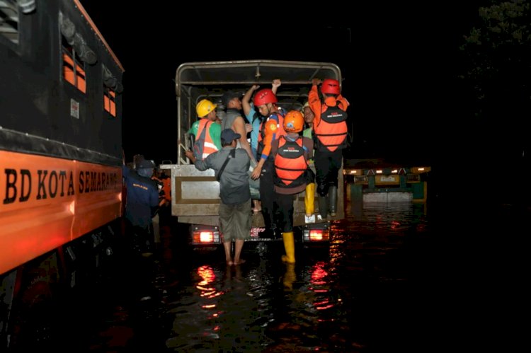 BPBD Jateng menerjunkan tim ke sejumlah wilayah terdampak banjir rob, sejak Senin (23/5) malam. 