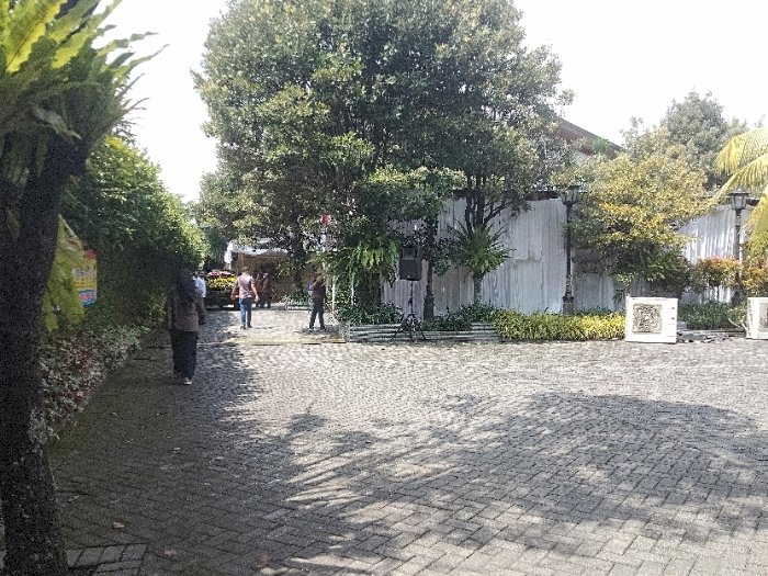 Suasana rumah menjelang pernikahan adik Presiden Jokowi yang akan resmi dinikahi Ketua MK, Kamis (26/5) besok. 