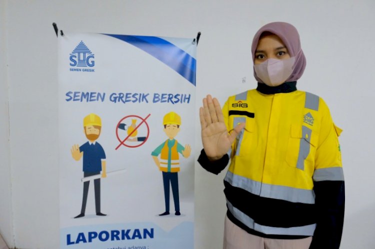 Karyawan berfoto di sebelah materi sosialiasi anti gratifikasi di lingkungan pabrik Rembang PTSG.