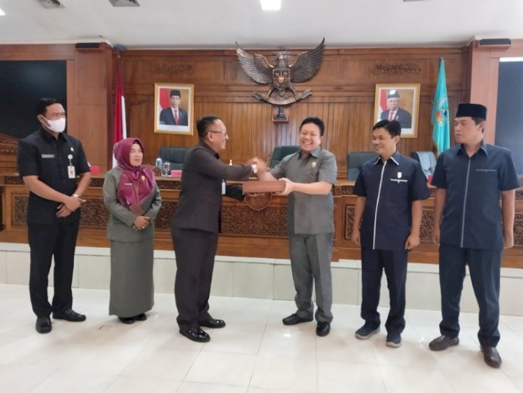  Pj Wali Kota Salatiga Sinoeng Sinoeng N Rachmadi saat menyerahkan sambutan yang ditandatangani Sekda Kota Salatiga, Wuri Pudjiastuti kepada Ketua DPRD Salatiga Dance Ishak Palit, di Gedung DPRD Salatiga, Jumat (27/5). 