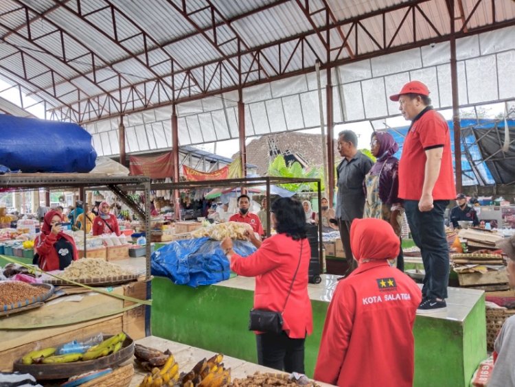 Ngatuni (55) pedagang 'mbumbon' membacakan teks Pancasila, Rabu (1/6). 