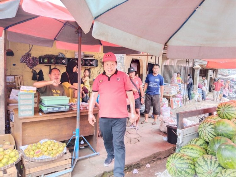 Ketua DPRD Salatiga Dance Ishak Palit saat menyambangi Pedagang Pasar Blauran II Salatiga.