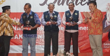 Ketua DPRD Salatiga Dance Ishak Palit (kanan) saat bersama Ketua Gabungan Koperasi Produsen Tempe Tahu Indonesia (GAKOPTINDO) Drs. Aip Saefudin dan Prinkopti Kota Salatiga.