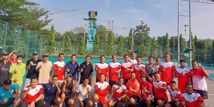 Kepala Kantor Wilayah Kementerian Hukum dan HAM Jawa Tengah, A. Yuspahruddin, beserta jajaran Tim Tennis Kumham Jateng kala bertandang ke Universitas Muhammadiyah Semarang. RMOL Jateng 