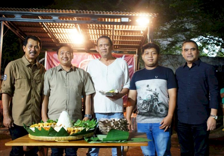 Wakil Ketua Komisi C DPRD Jateng Sriyanto Saputro (paling kiri) dan Sekwan Urip Sihabuddin (paling kanan) saat menghadiri Syukuran HUT FWPJT