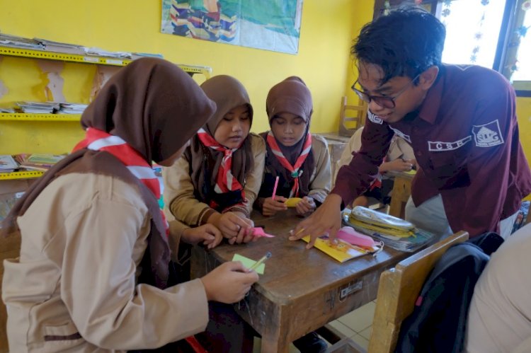 Perwakilan PTSG berinteraksi dengan siswa Sekolah Dasar di SD Negeri Timbrangan.