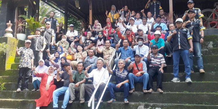 Pertemuan Plh Kepala Dinas Porpar Jateng foto bersama pada pedagang asongan 14K TWCB di depan Bale Mijil, Candirejo, Borobudur. [R]