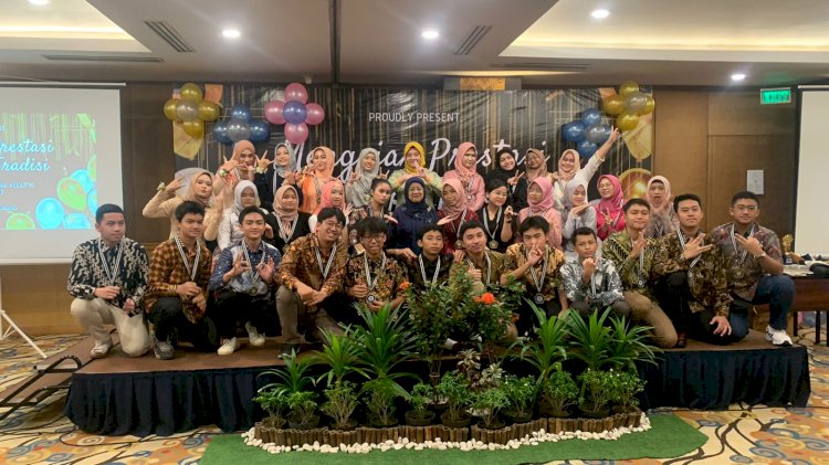 Acara Malam Perpisahan (PromNight) siswa kelas 9C SMP 2 Semarang. 