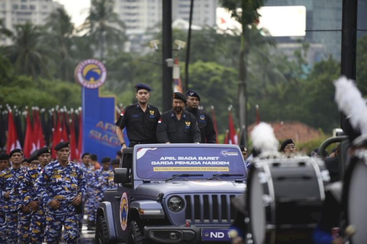 Ketua Umum Garda Pemuda NasDem (GPND) Prananda Surya Paloh dan Ketua Umum Partai Nasdem Surya Paloh memeriksa barisan saat Apel Siaga Baret di Parkir Timur Senayan, Jakarta Pusat, Rabu (15/6). 