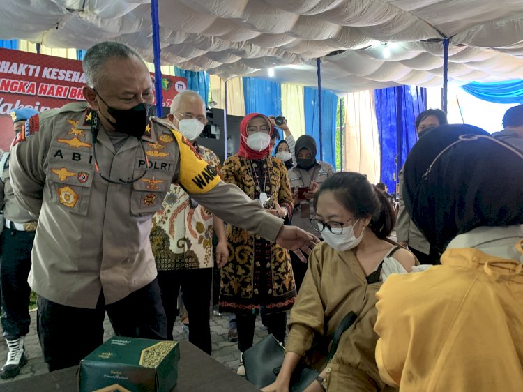 Wakapolda Jateng Brigjen Pol Abiyoso saat meninjau vaksinasi di Udinus/RMOLJateng