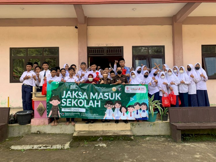 Usai sosialisasi, Jaksa di Kejari Salatiga foto bersama dengan anak-anak Ponpes di Salatiga.