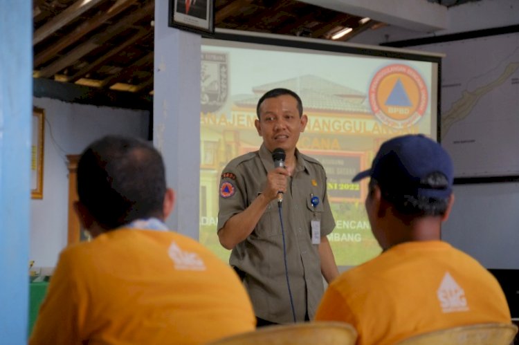 Tim BPBD Kabupaten Rembang memberikan materi kebencanaan kepada para peserta yang berasal dari Desa Criwik, Rembang. 