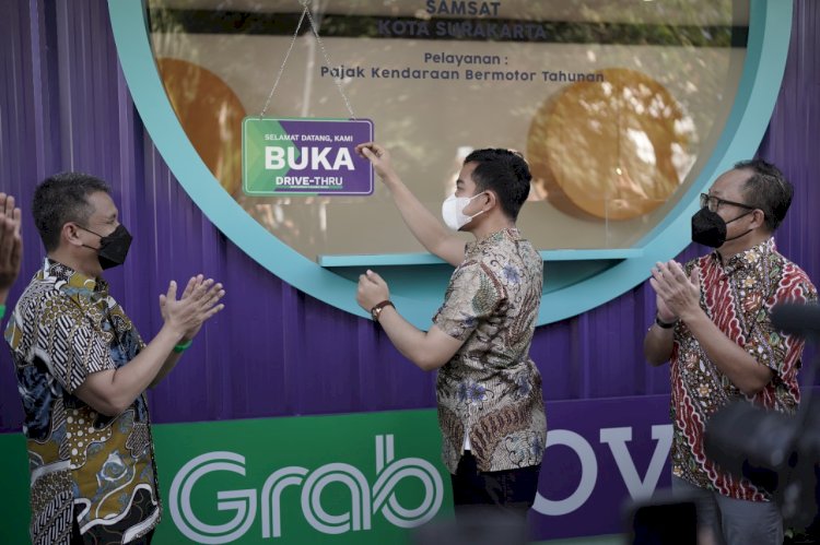 Walikota Surakata Gibran Rakabuming Raka saat melaunching layanan perpajakan Drive Thru/ist