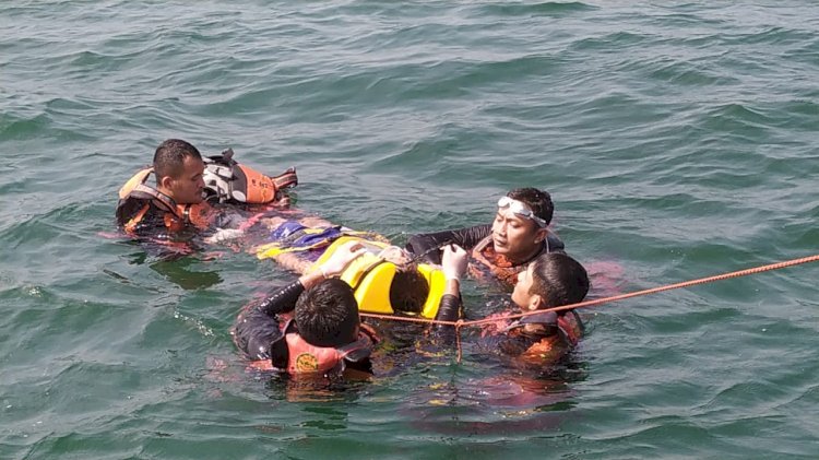 Tim SAR Semarang kompak menggelar simulasi terhadap Kapal Wisata yang terbalik di perairan Bandengan Kabupaten Jepara, Kamis (7/7). 