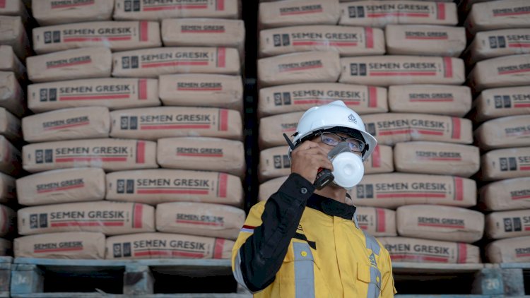 Karyawan PT Semen Gresik melakukan kontrol terakhir produk di bagian packer sebelum pendistribusian.