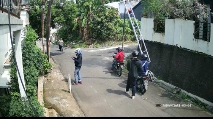 Empat orang yang diduga pelaku penembakan istri TNI terekam cctv warga.