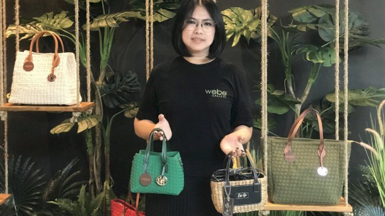 Pemilik PT Webe Inter Tirzada, Wenny Sulistiowaty Hartono sedang memamerkan koleksi terbaru dalam soft opening Webe Gallery, Rabu (19/7). RMOL Jateng 