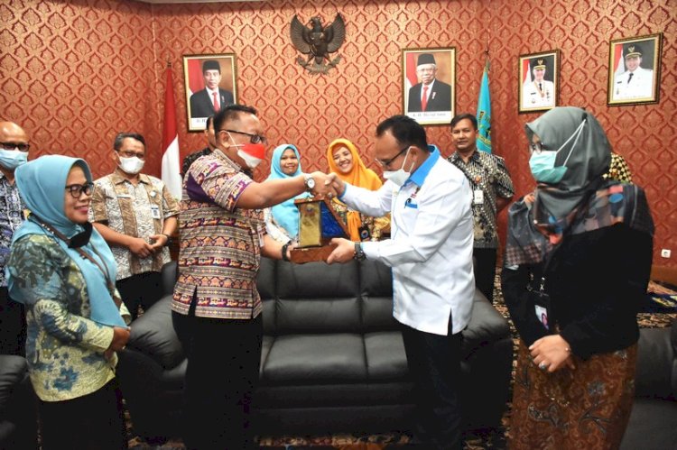Ombudsman RI, diwakili Robert Na Endi (kemeja putih) saat penandatanganan Nota Kesepahaman atau MOU Peningkatan Pelayanan Publik dengan Pj Wali Kota Sinoeng Rachmadi di Ruang Kerja Wali Kota Salatiga, Rabu (20/7). 