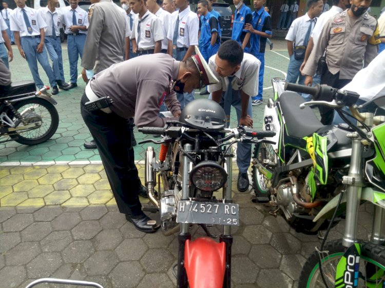Siswa SMK di Salatiga ditilang anggota Polsek Sidomukti, Polres Salatiga, Rabu (20/7).