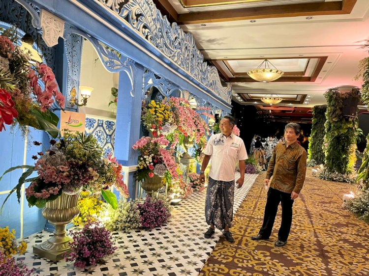 Ketua DPD Aspedi Jateng Nanang Khusnaini (kiri) dan Ketua DPP Aspedi Warsono saat melihat gelar karya dekorasi dari DPC Aspedi Solo yang bercorak Kraton Kasunanan Surakarta, di ajang Wedding Industries Festival (WIF), Selasa (2/8). 