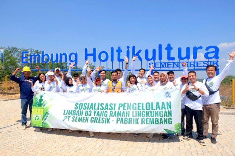 Komunitas Lingkungan dan Millenial berfoto bersama dengan perwakilan PT Semen Gresik di depan Embung Holtikultura. foto: PTSG.