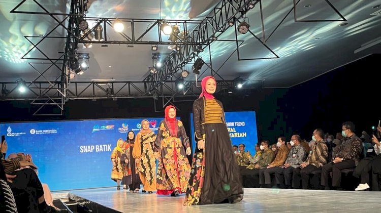 Istri Gubernur Atikoh Ganjar dan istri istri Kepala Kantor Bank Indonesia Perwakilan Jawa Tengah Dian Rahmah sedang tampil di peragaan busana mengenakan Batik Blora, di Semarang, Jumat (5/8). RMOL Jateng