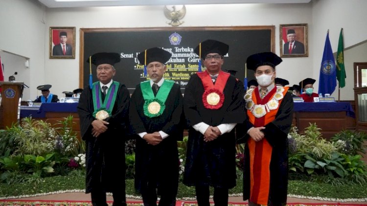 Rektor UMS Prof Sofyan Anif bersama Prof Fattah dan Prof Kelik yang usai dikukuhkan sebagai Guru Besar UMS