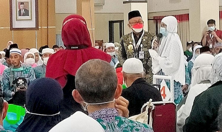 Pj Walikota Salatiga, Sinoeng N Rachmadi saat menyambut kedatangan jamaah haji/ist