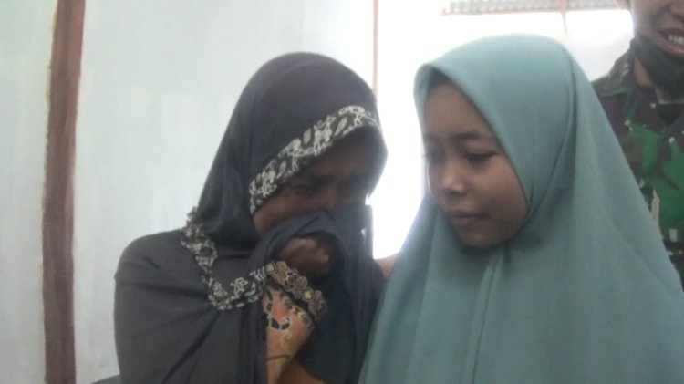 Maghfiroh, pemilik rumah menangis bahagia.
