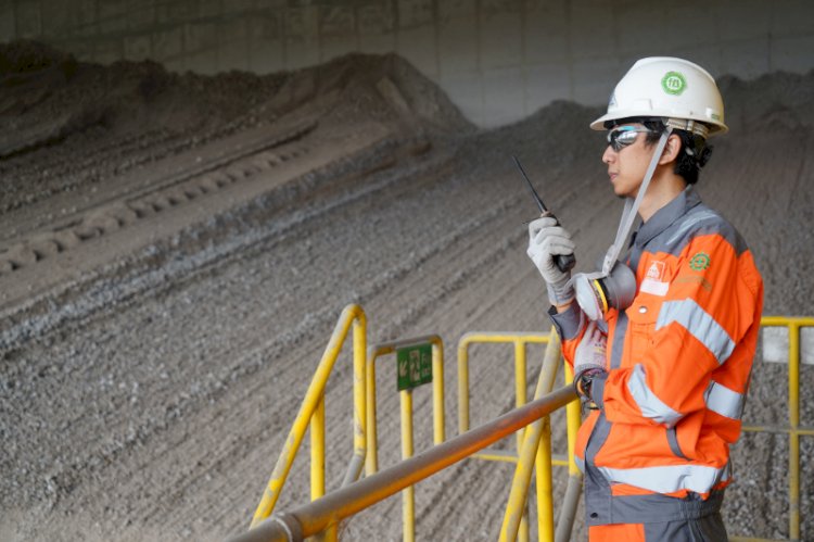 Karyawan PT Semen Gresik mengecek ketersediaan purified gypsum di area addictive storage Pabrik Rembang. foto: PTSG 
